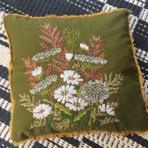 Vintage floral hand-stitched throw pillow 🌵